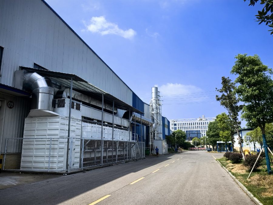 湖南三楚环保废气治理工程现场:RCO催化燃烧设备与收集管道安装